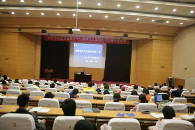 海淀工商分局干部给北京交通大学学生上如何迈好创业第一...